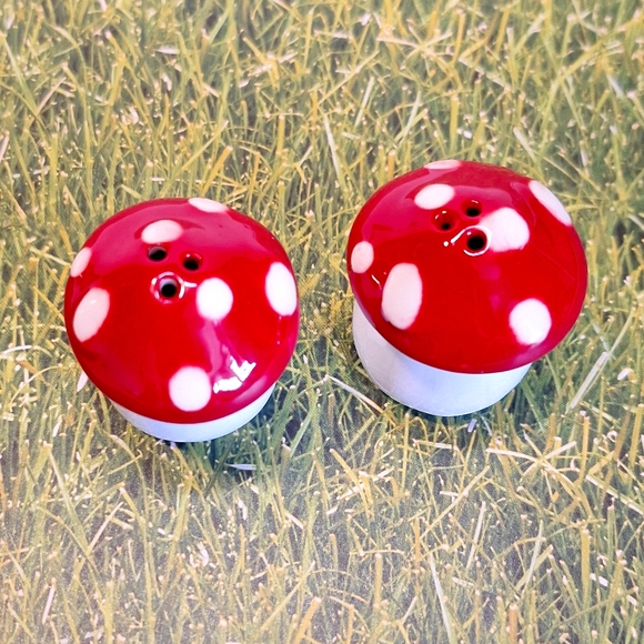 Red White Mushroom Salt and Pepper Shakers NWT Cracker Barrel - Picture 3 of 5
